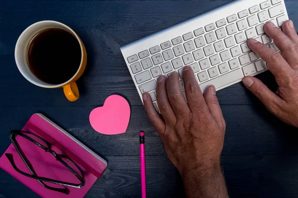 En az office işyeri profili. Bilgisayar klavye ahşap masa üzerinde çalışan adam 