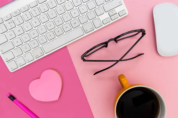 Computertastatur Auf Leuchtend Rosa Hintergrund Minimaler Arbeitsraum — Stockfoto