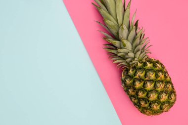 Ananas meyve parlak pembe arka plan en az yaz gıda kavramı