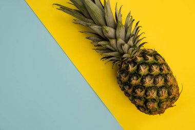 Ananas meyve parlak sarı arka plan en az yaz gıda kavramı üzerinde
