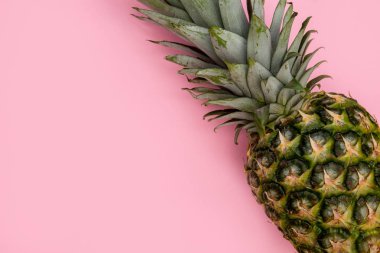 Ananas meyve parlak pembe arka plan en az yaz gıda kavramı