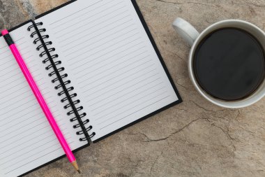 Defter kağıt kalem mermer zemin üzerine kahve fincanı