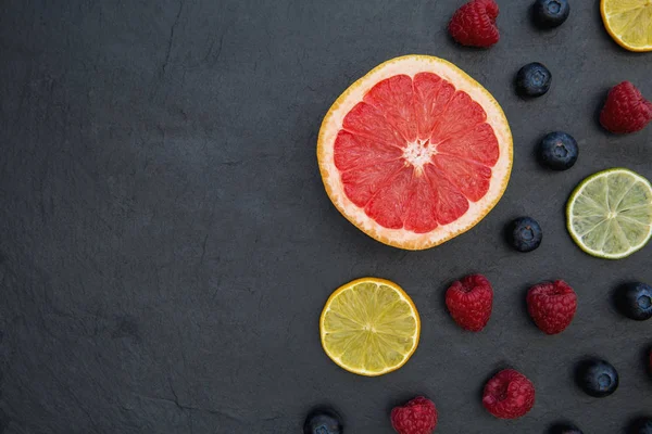 Fruit Selectie Donkere Voedsel Achtergrond Met Kopie Ruimte — Stockfoto