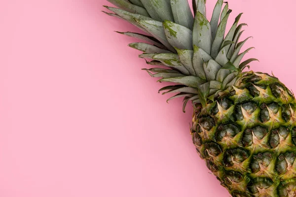 Ananasfrüchte Auf Leuchtend Rosa Hintergrund Minimales Sommerfutterkonzept — Stockfoto