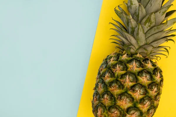 Ananasfrüchte Auf Leuchtend Gelbem Hintergrund Minimales Sommerfutterkonzept — Stockfoto