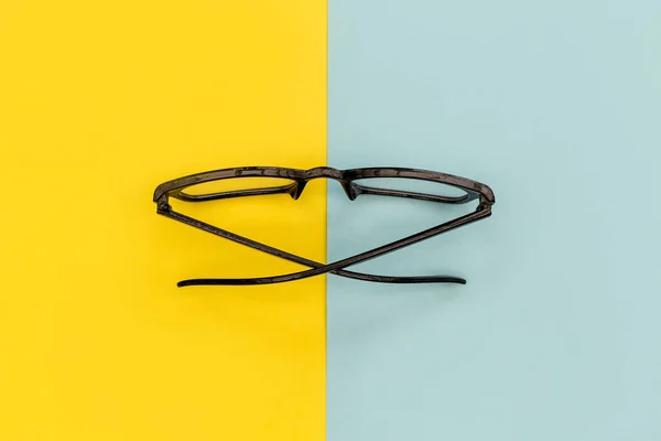 Leesbrillen Heldere Gele Achtergrond Minimale Onderwijs Studie Concept — Stockfoto