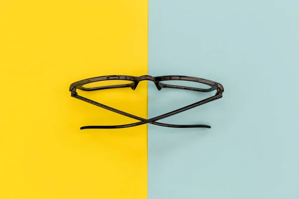 Lectura Gafas Sobre Fondo Amarillo Brillante Mínimo Concepto Estudio Educación — Foto de Stock