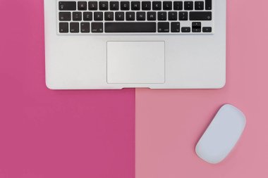 Dizüstü bilgisayar fare parlak pembe bir arka plan üzerinde