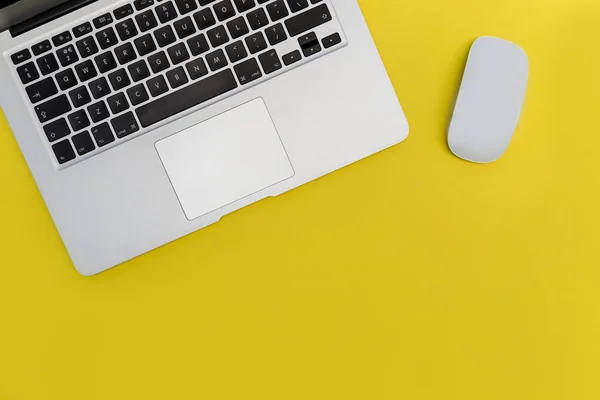 Dizüstü Bilgisayar Fare Parlak Sarı Zemin Üzerine — Stok fotoğraf