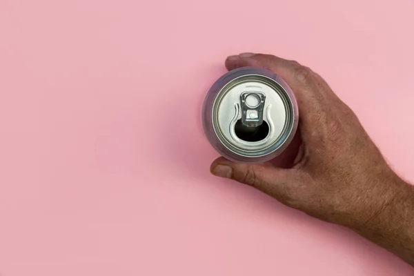 Hand Holding Dranken Kunnen Heldere Roze Achtergrond — Stockfoto