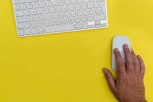 Άνθρωπος Που Εργάζονται Στο Γραφείο Υπολογιστή Και Ποντίκι Φωτεινό Κίτρινο — Φωτογραφία Αρχείου