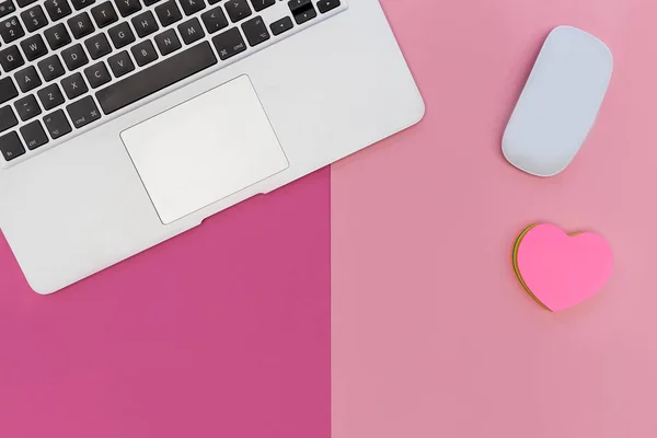 Laptop Computer Mouse Bright Pink Background Love Heart — Stock Photo, Image