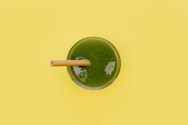 Yeşil smoothie içki izole sarı arka plan üstten görünüm