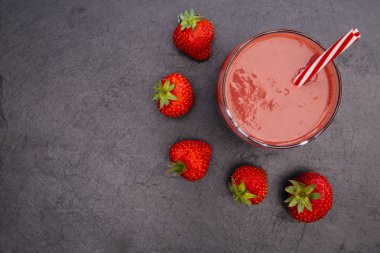 Çilek koyu arka plan üzerinde kırmızı yüzlü