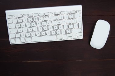 Bilgisayar klavye ve fare üstünde ahşap ofis resepsiyon çalışma alanı