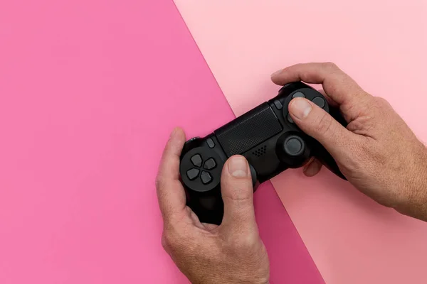 Man Afspelen Van Video Game Met Controller Helder Roze Achtergrond — Stockfoto