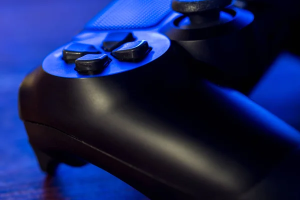 Schließen Sie Den Videospielcontroller Bei Nacht Mit Neonblauem Licht — Stockfoto