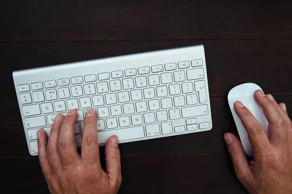 Man Aan Het Werk Bij Bureau Met Computertoetsenbord Muis — Stockfoto