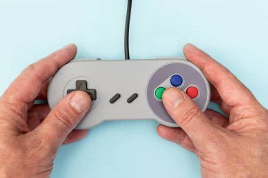 Retro video oyun denetleyicisi ile adam