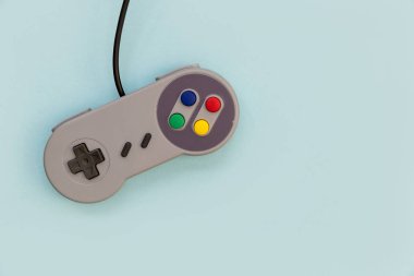 Retro video oyun denetleyicisi mavi zemin üzerine