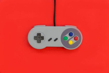 Retro video oyun denetleyicisi kırmızı zemin üzerine