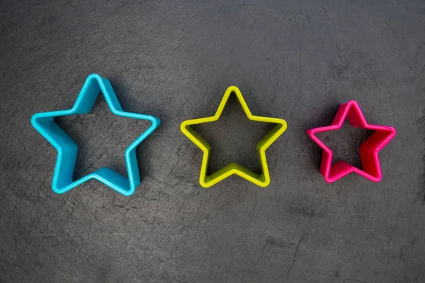 Cookie Cutter Estrellas Formas Fondo Oscuro — Foto de Stock