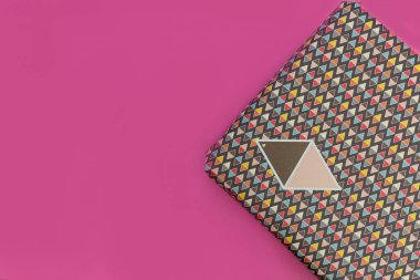 Doğum günü hediyesi hediye kutusu pembe bir arka plan üzerinde