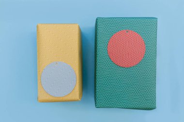 Doğum günü hediyesi hediye kutusu mavi zemin üzerine