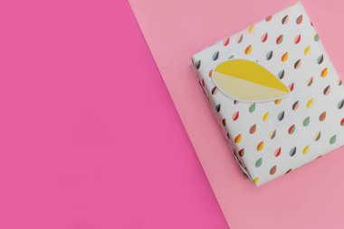 Doğum günü hediyesi hediye kutusu pembe arka plan kopya alanı üzerinde