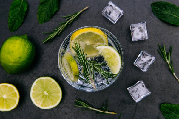 Gin Tonic Cocktail Drink Med Ice Glas Grön Lime Mörk — Stockfoto