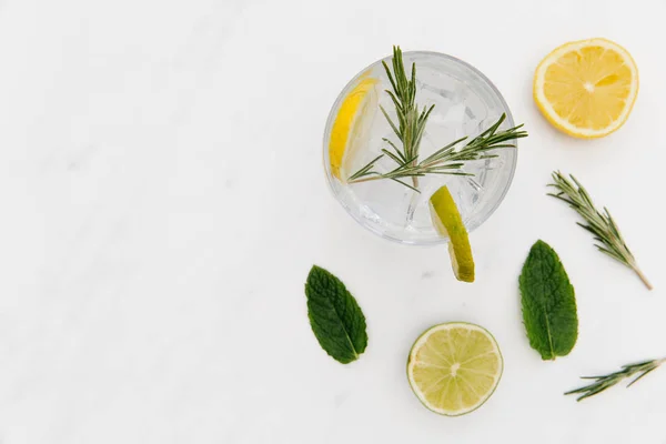 Beyaz zemin üzerine yeşil limonlu tonik kokteyl içmek cin