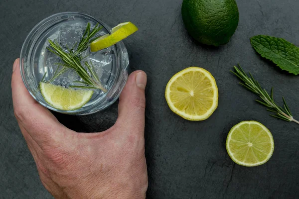 Hand Holding Glass Gin Tonic Ice Lime Dark Background — Stock Photo, Image