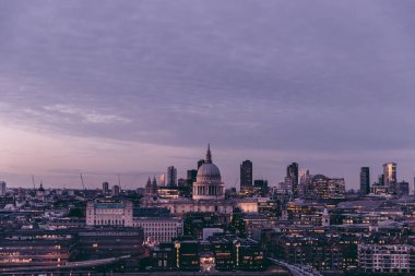 Modern Londra şehir manzarası gökyüzü ve bulutlar ile gün batımında havadan görünümü