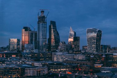 Londra modern manzarası iş finansal distict gece ışıkları