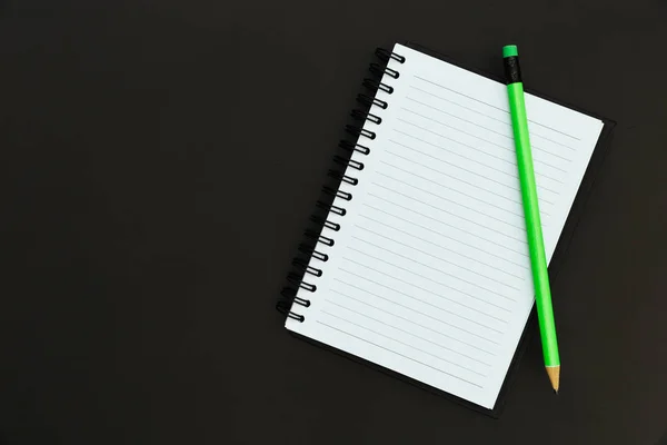Notebook Papel Branco Lápis Sobre Fundo Escuro — Fotografia de Stock