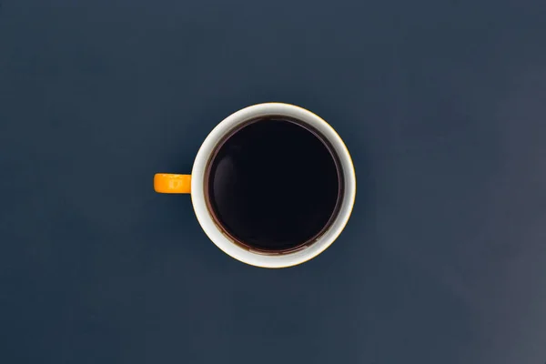 Φλιτζάνι Καφέ Κίτρινο Σκούρο Φόντο Ελάχιστη — Φωτογραφία Αρχείου