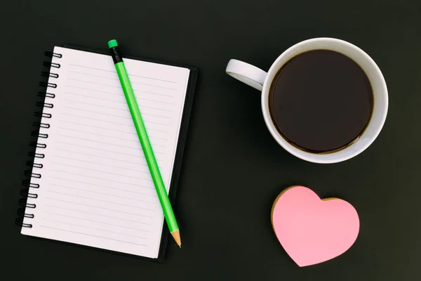 Cuaderno Papel Amor Corazón Café Sobre Fondo Oscuro — Foto de Stock