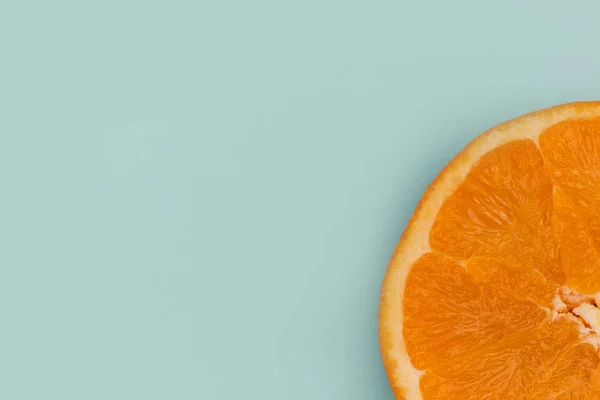 Comida Mínima Rebanada Fruta Naranja Sobre Fondo Azul — Foto de Stock