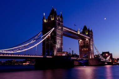 Tower Bridge Londra şehir manzarası Thames Nehri gün batımı gece