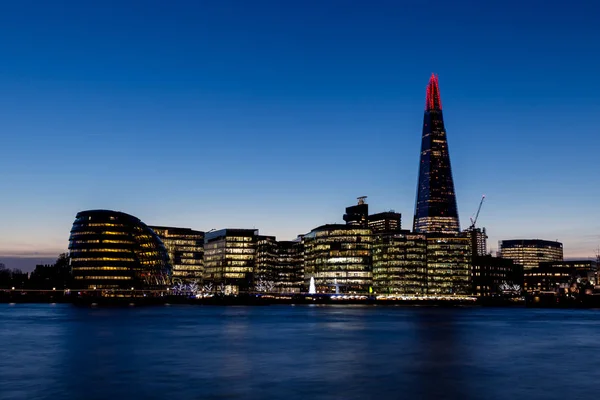 London City Skyline Zachód Noc Nowoczesny Tamizie Odłamek Budynku — Zdjęcie stockowe