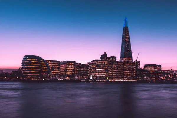 Μοντέρνα Ορίζοντα Της Πόλης Λονδίνο Στο Ηλιοβασίλεμα Στον Ποταμό Τάμεση — Φωτογραφία Αρχείου
