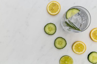 Cin-tonik kokteyl içki cam buz salatalık kireç limon beyaz arka plan ile