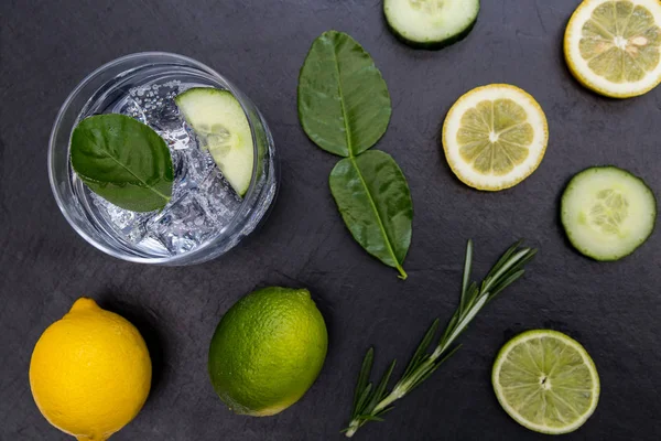 Gin Tonic Cocktail Drink Bicchiere Con Ghiaccio Cetriolo Lime Limone — Foto Stock