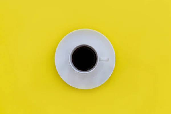 Ελάχιστη Καφές Κύπελλο Κάτοψη Φωτεινό Κίτρινο Χρώμα Φόντου — Φωτογραφία Αρχείου