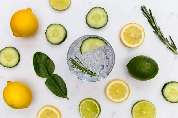 Gin Tonic Cocktail Drink Glas Med Gurka Lime Citron Vit — Stockfoto