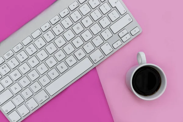 Minimalne Office Klawiatury Komputera Roboczego Jasny Różowy Kolor Tła — Zdjęcie stockowe
