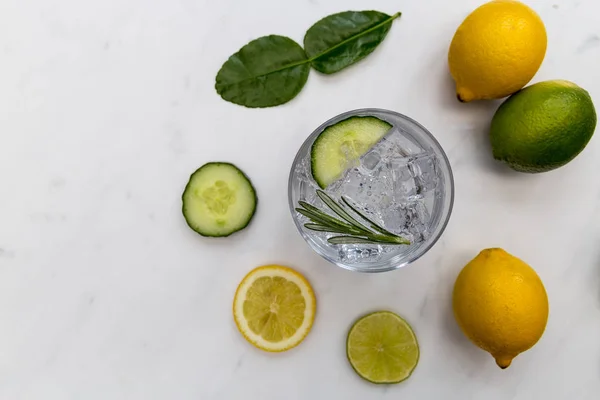 Gin Tonic Koktél Ital Üveg Ice Uborka Citrom Lime Fehér — Stock Fotó