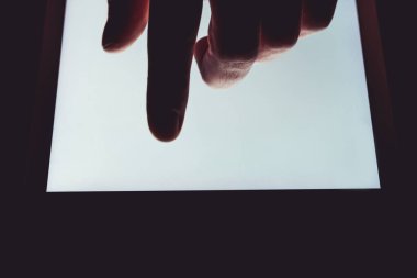 Dokunmatik ekran dijital tablet kullanarak el ile yakın çekim 