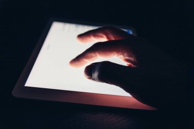 Dokunmatik ekran dijital tablet kullanarak el ile yakın çekim 