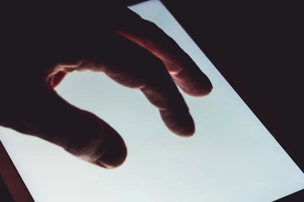 Κοντινό Πλάνο Του Χέρι Χρησιμοποιώντας Την Οθόνη Αφής Της Ψηφιακή — Φωτογραφία Αρχείου